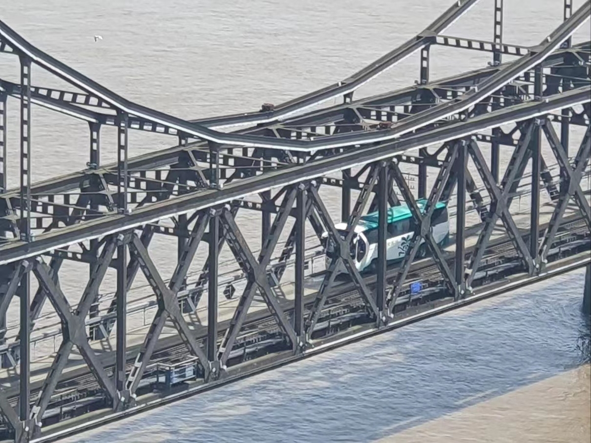 중국 단둥에서 북한 인력(노동자) 이동 장면