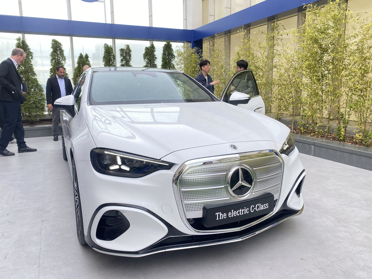 벤츠, 한국서 첫 월드프리미어…전동화 C클래스 공개 | 연합뉴스