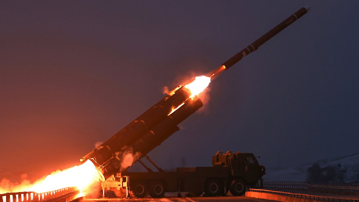 북한, 11일 만에 또 탄도미사일…"신포서 발사"