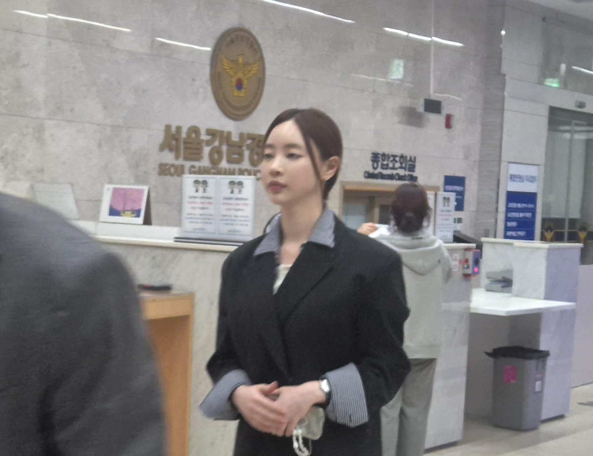"무혐의 종결됐는데 경찰 뇌물 의혹으로 재개됐다"… 룸살롱 접대·금품 제공 정황 '포착' 2 양정원, 가맹사기 피의자로 경찰 출석…7시간 조사후 귀가(종합2보) | 연합뉴스