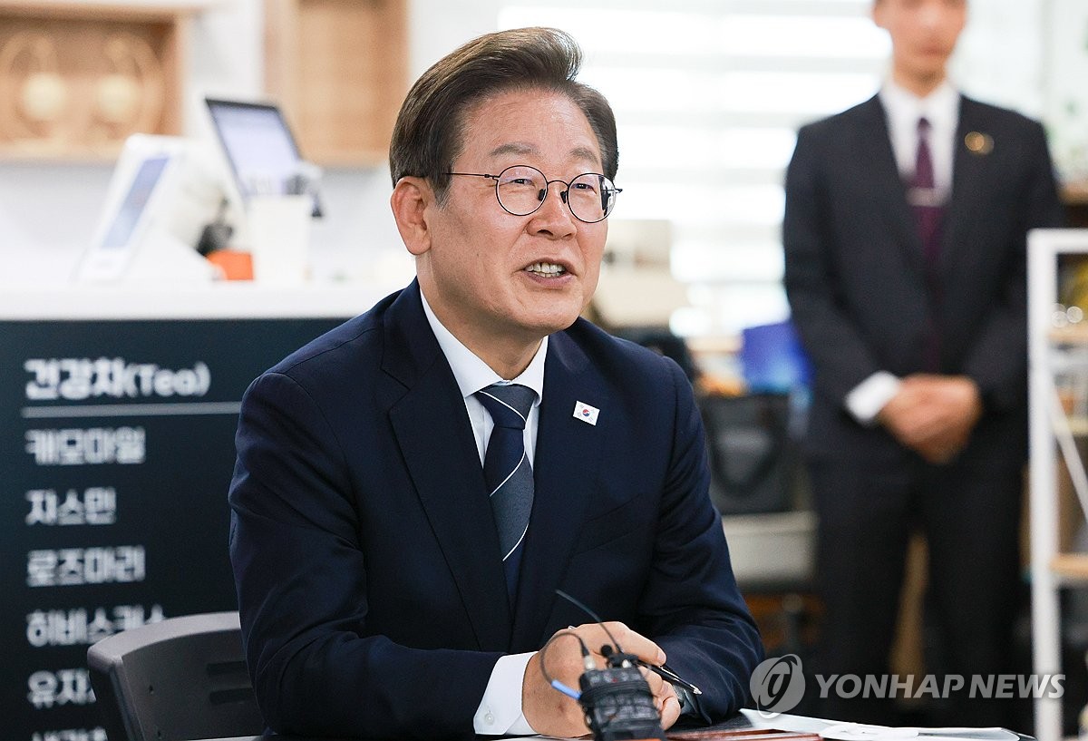 李대통령 "정치 사명은 국민 안전·평화…든든한 울타리 되겠다" | 연합뉴스