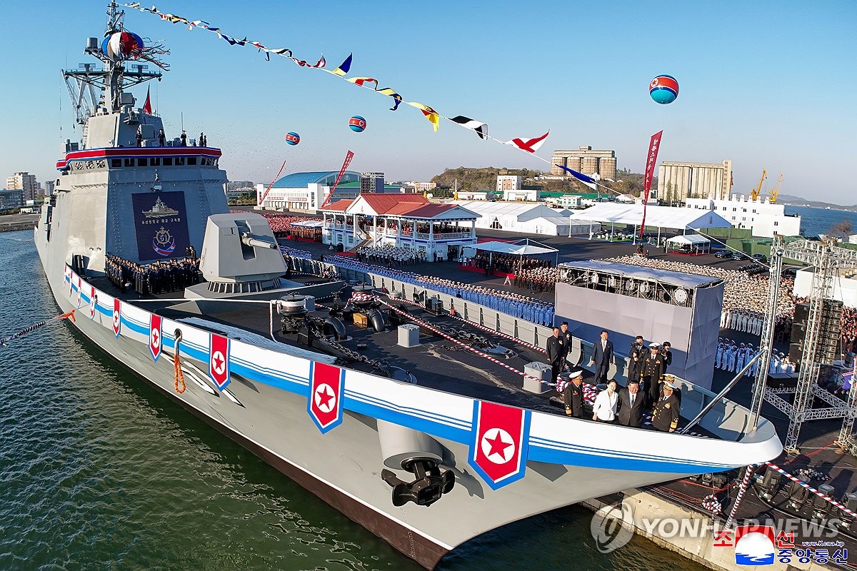 북, 5천t급 신형 '최현급' 구축함 진수…김정은 "원양함대 건설" | 연합뉴스