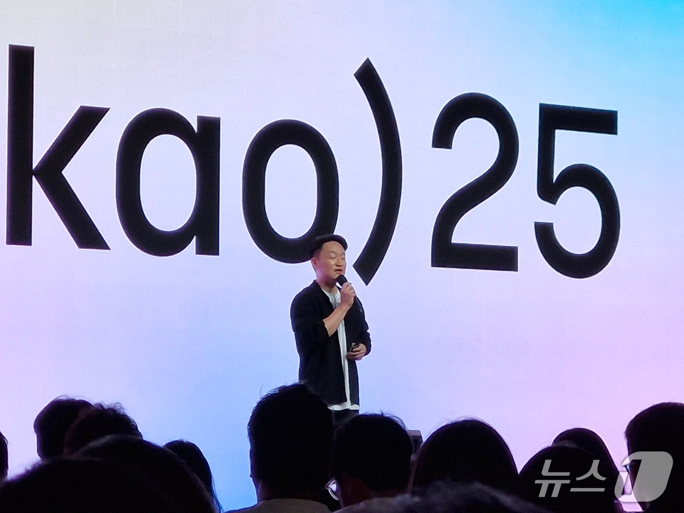 카톡 대개편 후 '1점 리뷰' 폭주…"정체성이 사라졌다"