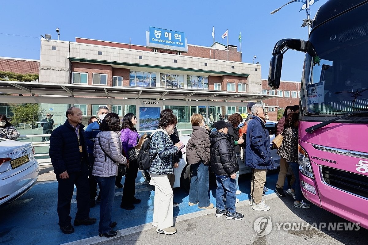 백두대간 협곡 관광열차 타고 동해시로" 2차례 1천명 방문 | 연합뉴스
