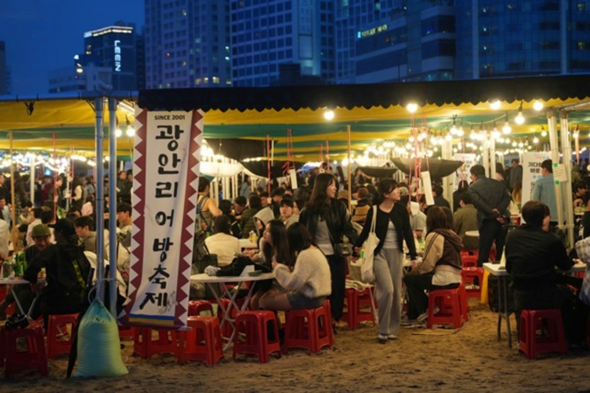 "현대식 해변에 등장한 조선시대 어촌"... 올여름 바다를 뒤흔들 역대급 축제 4 축제