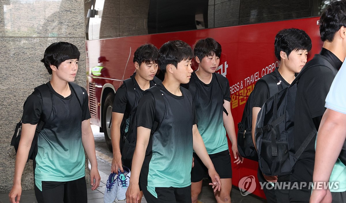 "환영 외침에도 눈길 한 번 없었다"…북한 내고향 8년 만에 입국, 냉랭한 재회 '충격' 2 북한 내고향단 입국 현장