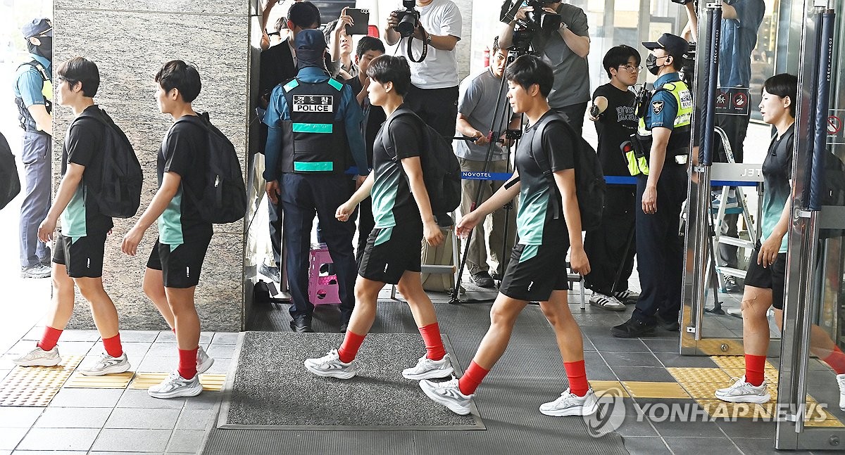 "환영 외침에도 눈길 한 번 없었다"…북한 내고향 8년 만에 입국, 냉랭한 재회 '충격' 3 수원 훈련장 이동