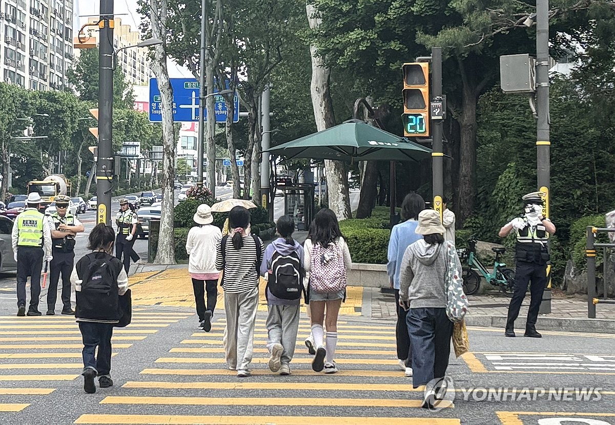 "위험한 건 등굣길 아니라 하굣길"…서울 스쿨존 사고 49.6% 오후에 집중 4 횡단보도 주변 위반 차량