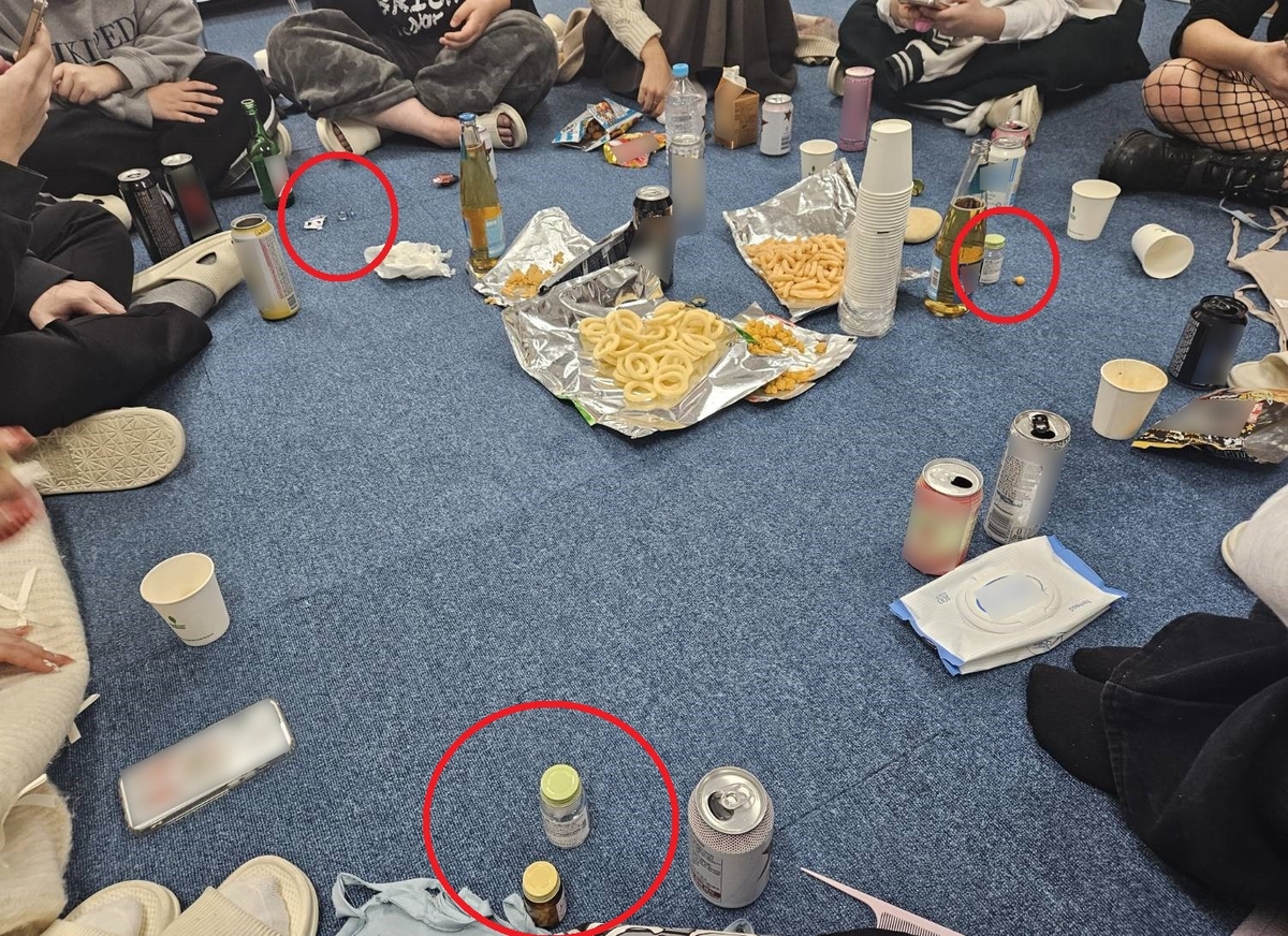 약물을 의심받는 인물과 약품이 함께 보이는 단속 현장