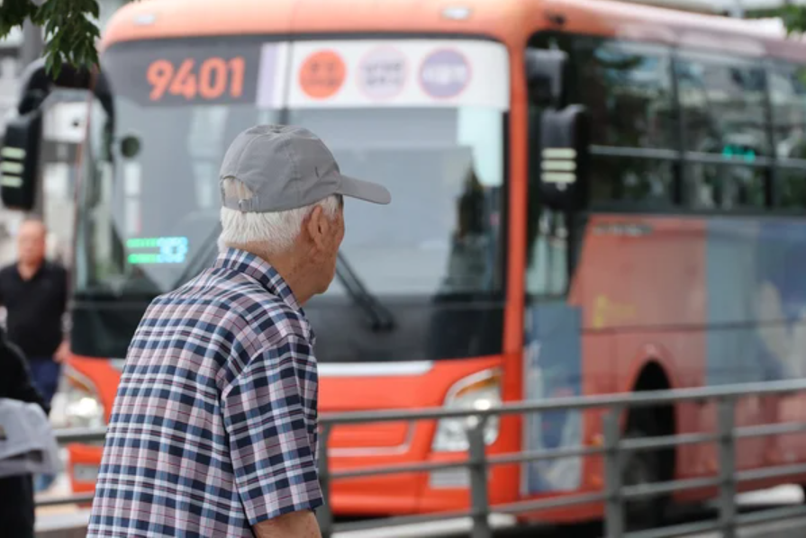 '빚의 고령화'가 온다…전체는 줄었는데 60대 이상만 두 자릿수 폭증 3 다중채무자 고령화