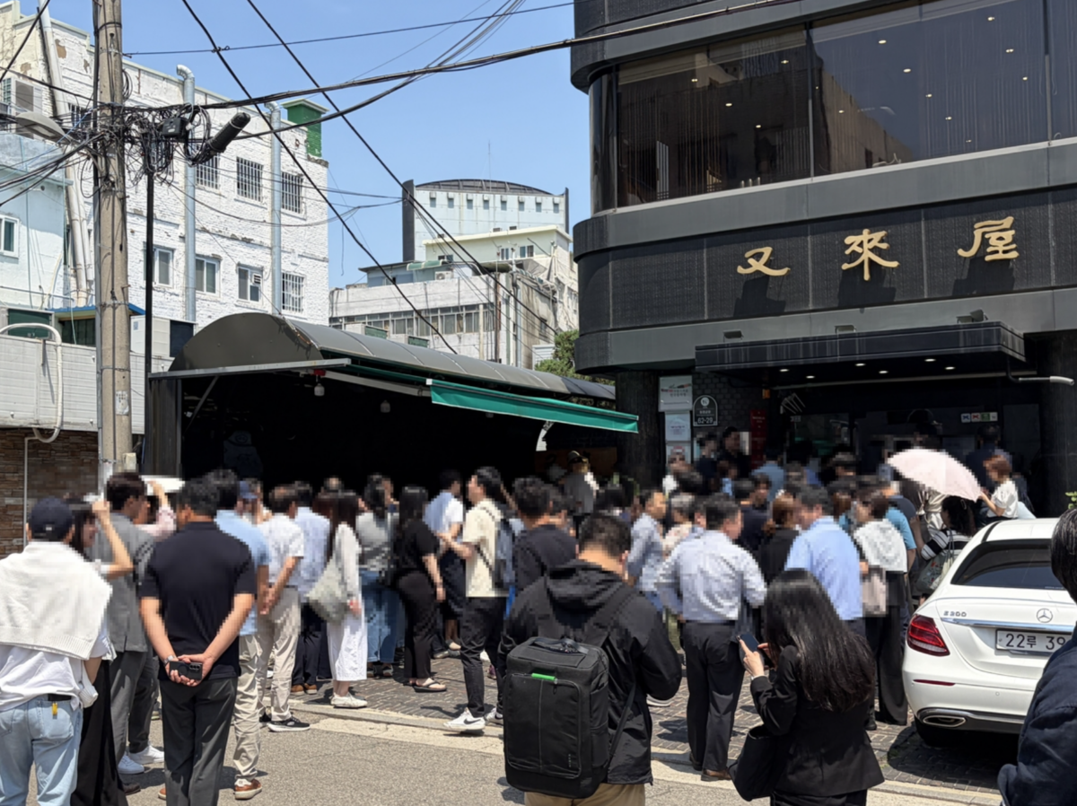 'AI 황제'가 앉은 자리에 줄 선다…젠슨 황이 만든 홍대의 성지들 4 젠슨 황 방문 매장 인기