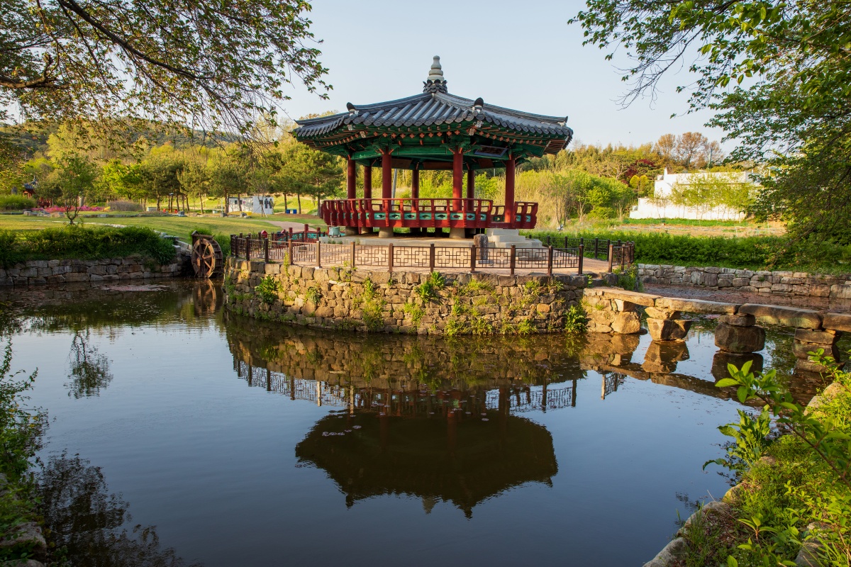 "600년 성벽이 무대가 된다"… 초여름 밤을 뒤흔들 역대급 라인업의 정체 1 성벽