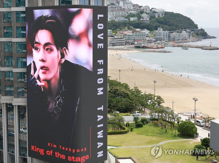 부산 공연 방문객 안내와 관광불편 신고 문구가 보이는 거리 풍경