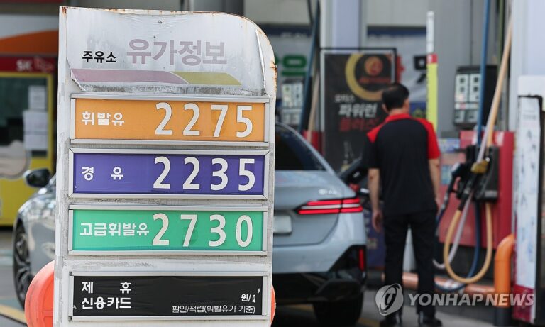 국제유가 변동 속 국내 경유 가격 지표를 보여주는 연합뉴스 인포그래픽