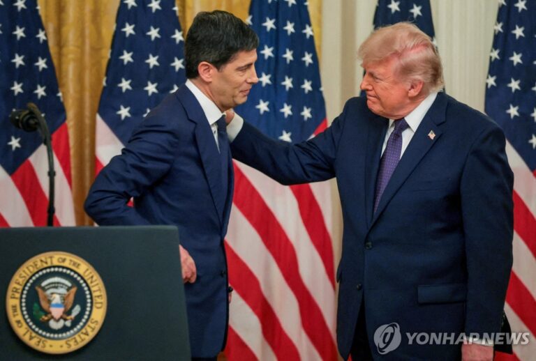 트럼프가 연방준비제도 금리 인하를 호소하는 장면