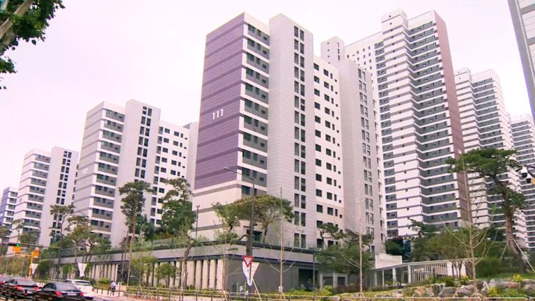 세금 중과 충격을 받는 서울 아파트 매매 단지 풍경