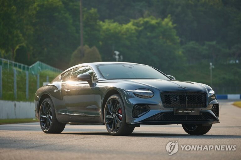 블랙 라인 스펙의 더 뉴 컨티넨탈 GT S 실차 전면부
