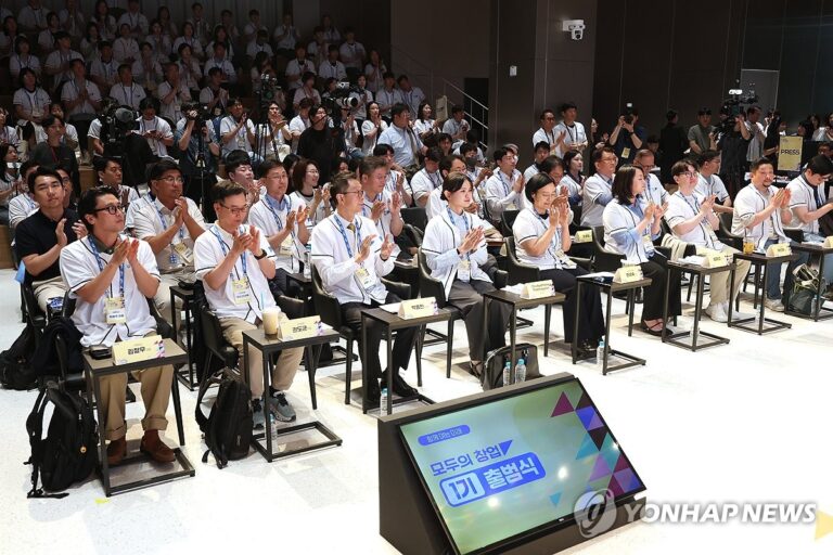 중요 개인정보와 창업 아이디어를 담은 노트북 화면과 회의 장면