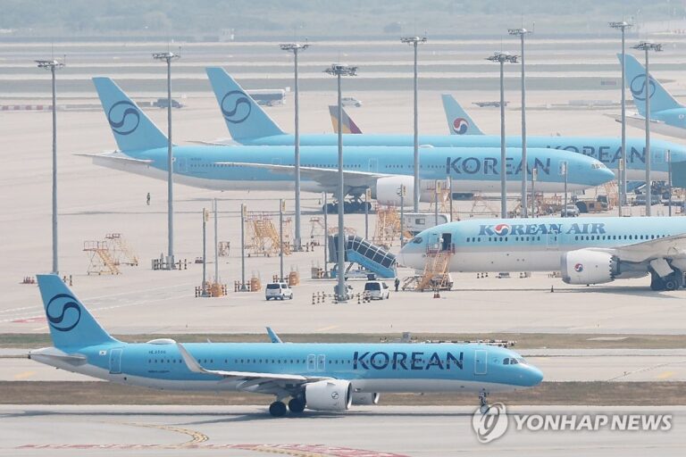 국내 항공사 유류할증료 인하 기사에 사용될 항공권 비용 변화 그래프