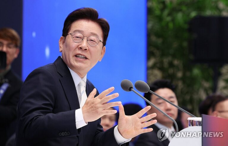 취임 1주년 기자회견에서 연단 앞에 선 이재명 대통령의 모습