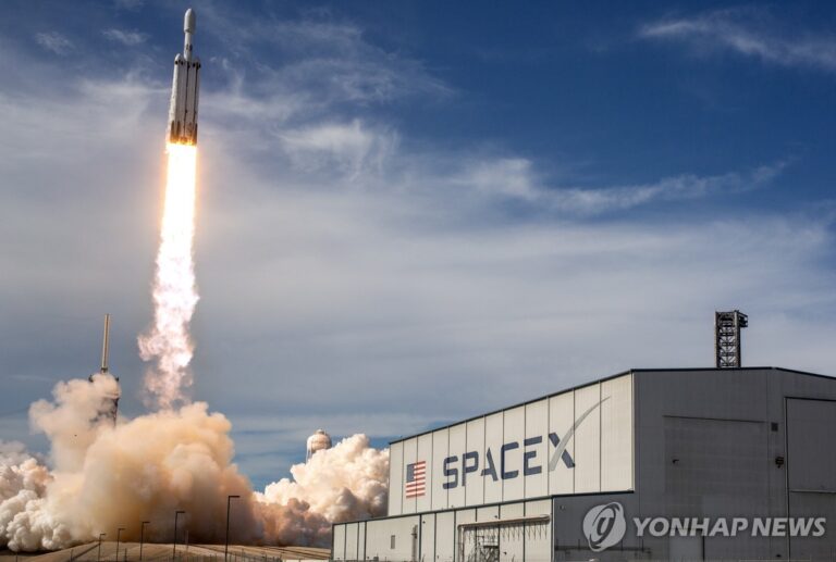 우주 AI1 위성 스케치와 태양광 기반 데이터센터 설계가 함께 보이는 장면