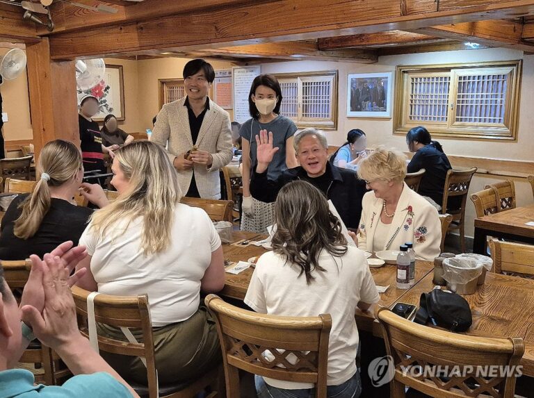 삼계탕집 앞에서 치킨·소맥을 나누는 젠슨 황의 비공개 회동