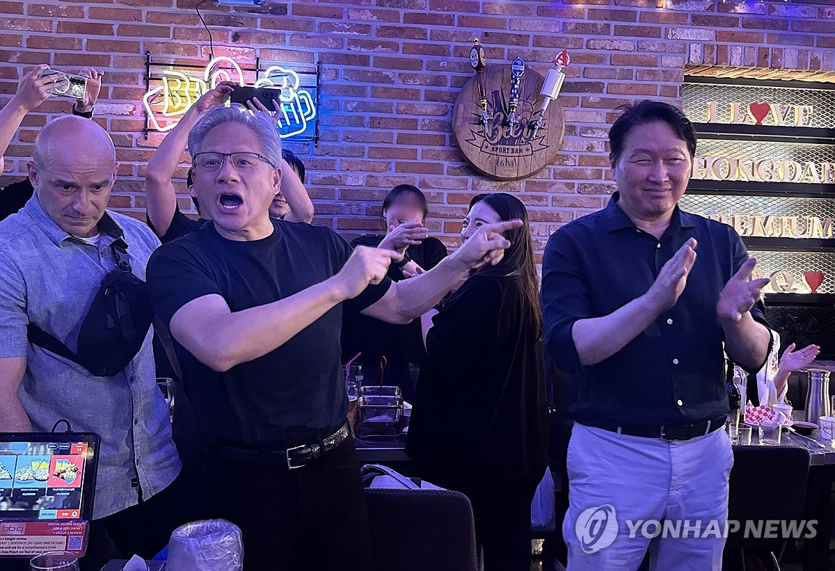 "이번엔 삼성이 아니라 SK?"… 젠슨 황 소맥 회동에 숨은 AI 패권 2 깐부회동 현장