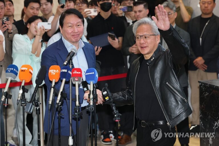 최태원 회장과 엔비디아 측이 협력 내용을 논의하는 장면