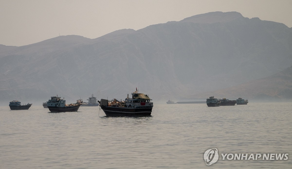 재개방 첫날 항로로 나선 유조선