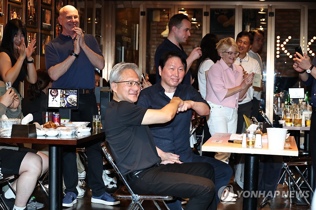 '먹잘알' 젠슨 황이 지나간 자리…K-푸드 매출 "최대 8배 뛰었다" 2 야구장 K치킨 회동 장면