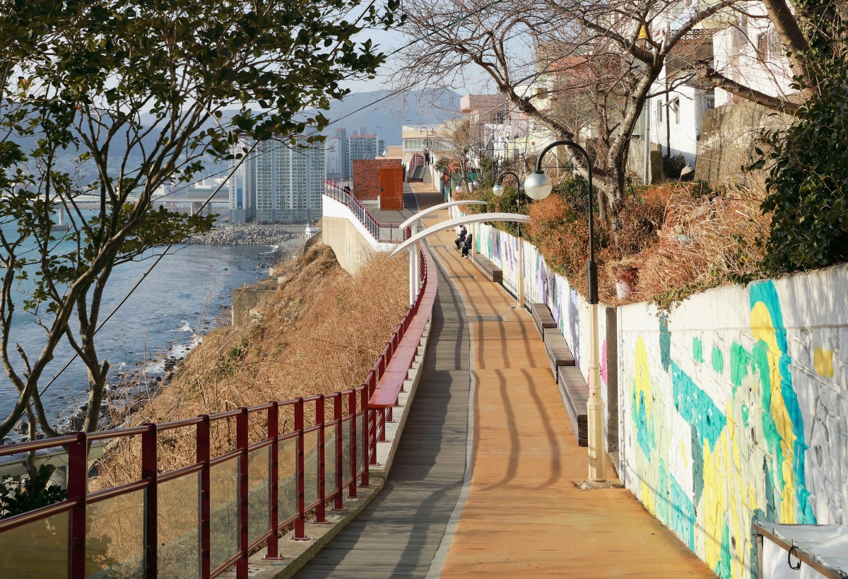 "영화보다 더 영화 같은 풍경"... 부산 바다를 가장 아름답게 만나는 골목 2 부산
