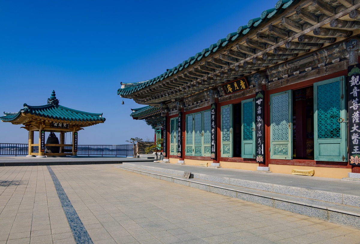 "물이 차오르면 섬이 되는 사찰"… 서해가 품은 가장 신비로운 풍경 3 서해