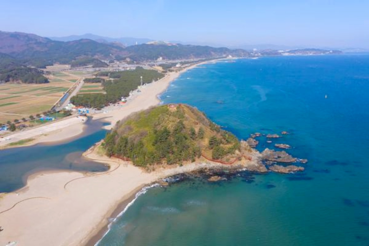 "53년 만에 열린 비경"… 여름 바다를 가장 시원하게 걷는 길 4 바다