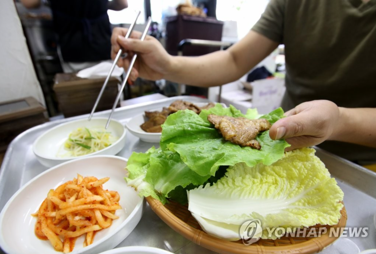 '상추 가격 폭탄'에 쌈 채소 사라진 식탁…산지는 폭락, 소비자는 폭등 3 쌈 채소 가격 상승