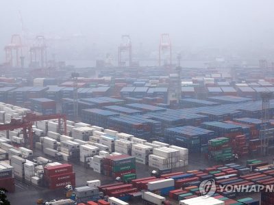반도체 선적 장면과 항만 수출 컨테이너가 보이는 모습