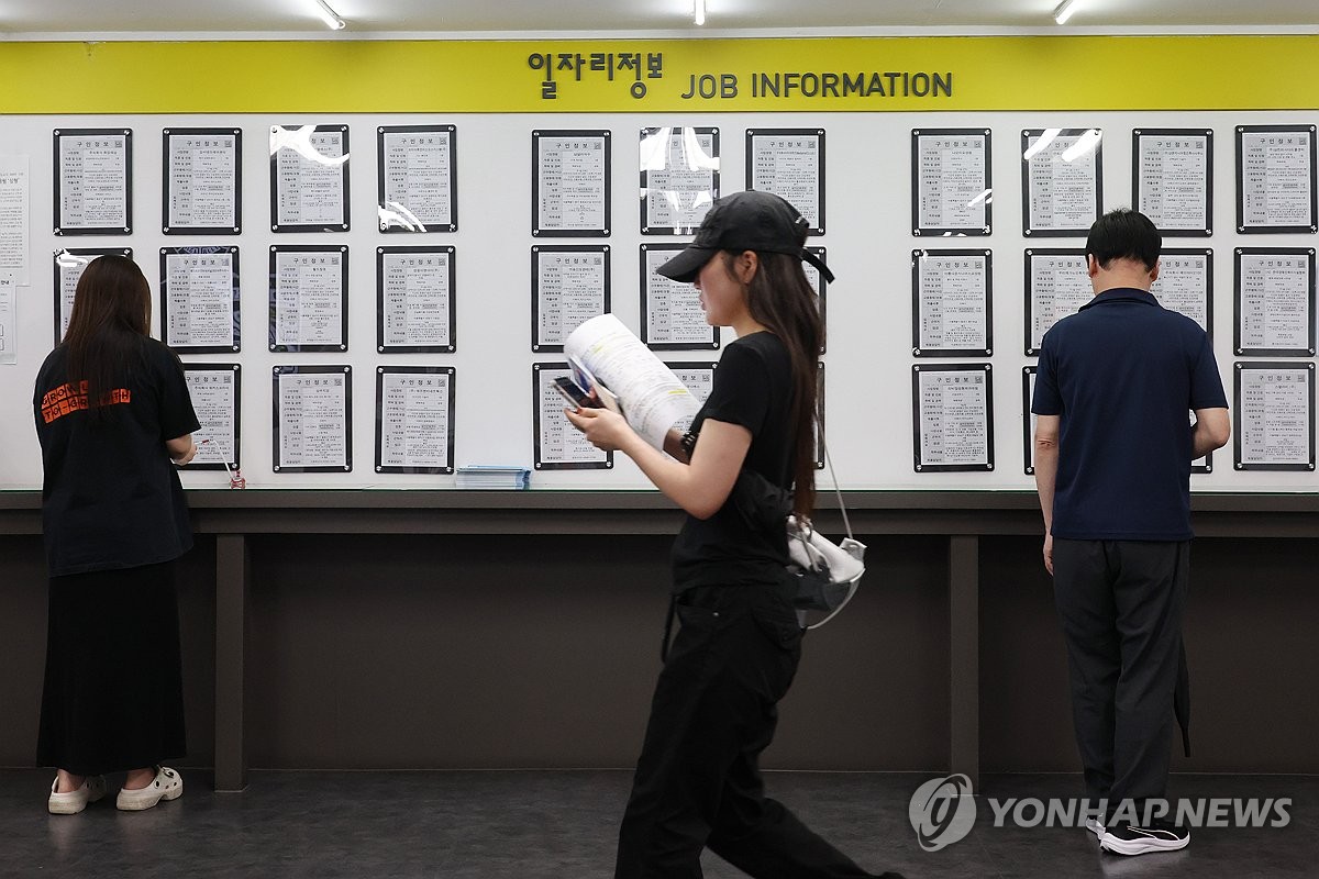 "남들은 재취업 성공했다는데..." 나만 빼고 다 바뀐 고용 시장, 결정적 원인은 '이것' 2 청년 고용 부담과 중동 변수