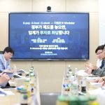 국토교통부 장관이 모듈러 주택 확산 의지를 설명하는 현장 장면