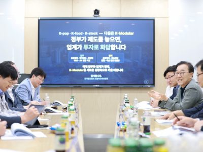 국토교통부 장관이 모듈러 주택 확산 의지를 설명하는 현장 장면