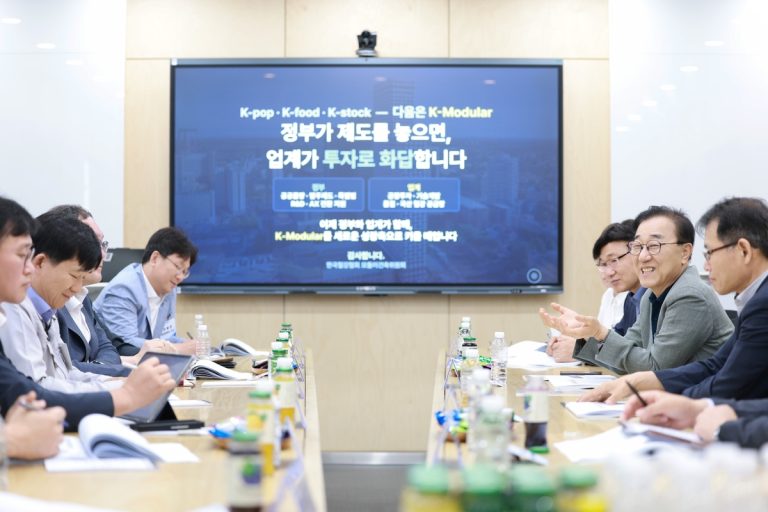 국토교통부 장관이 모듈러 주택 확산 의지를 설명하는 현장 장면