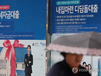 한은 본회의 장면과 금리인상 결정을 상징하는 긴장감 있는 회의장 풍경
