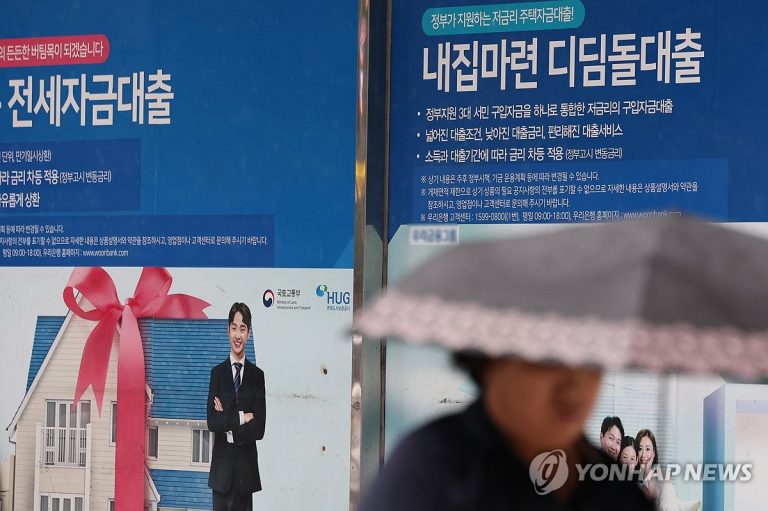 한은 본회의 장면과 금리인상 결정을 상징하는 긴장감 있는 회의장 풍경