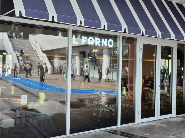 코엑스 나폴리식당 실내에서 매일유업 엠즈씨드 사업이 외식형으로 전개되는 장면