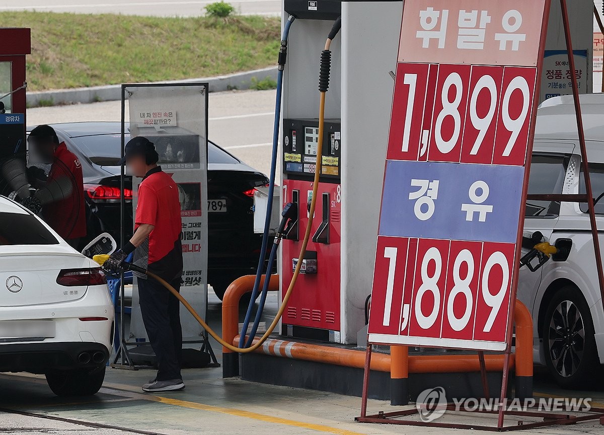 3개월 만에 1,800원대 귀환…기름값 잡혔지만 '이면의 청구서' 1 석유 최고가격제 효과 장면