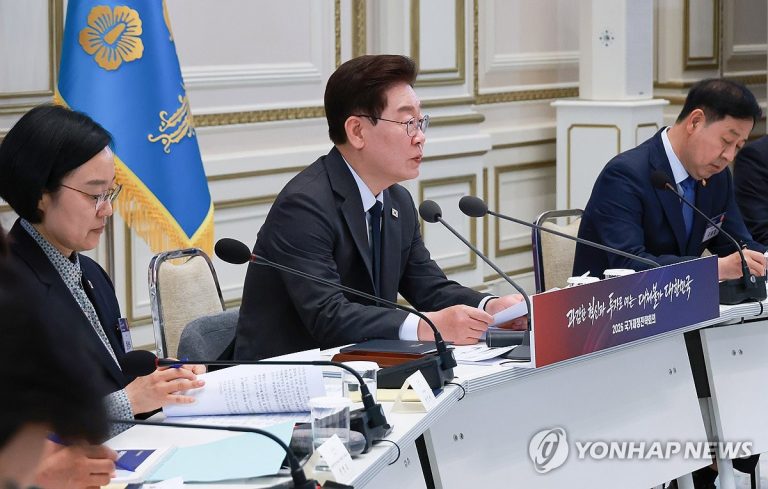 국가재정전략회의에서 전기요금 개편을 언급하는 이재명 대통령의 모습