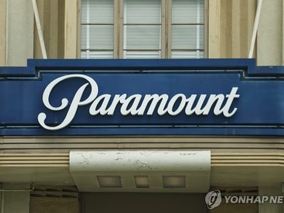 파라마운트와 워너브러더스 합병을 다룬 보도 사진의 합성 뉴스 이미지