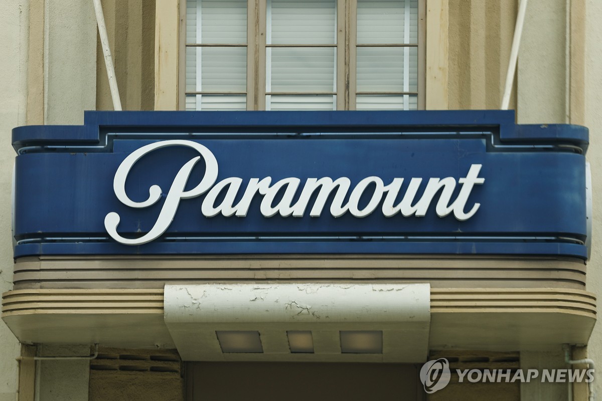 파라마운트와 워너브러더스 합병을 다룬 보도 사진의 합성 뉴스 이미지