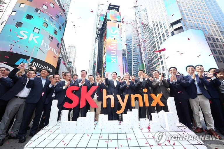 SK하이닉스 나스닥 첫날 급등 마감 장면을 담은 보도사진