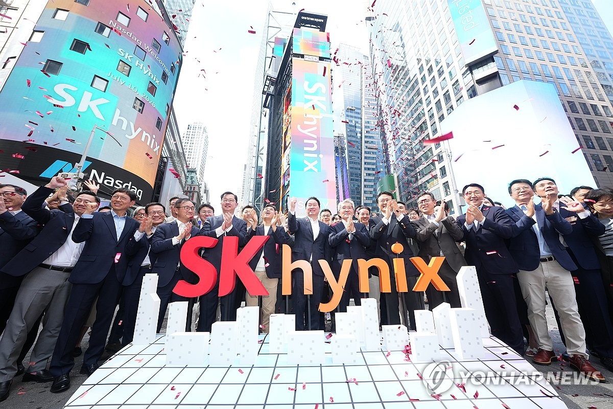SK하이닉스 나스닥 첫날 급등 마감 장면을 담은 보도사진
