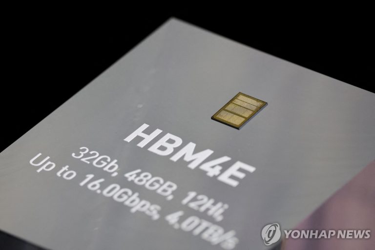 SK하이닉스 본사와 반도체 설비가 보이는 투자자 대상 보도자료 장면