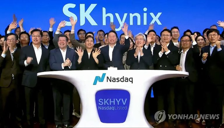 나스닥 입성 직후 타임스스퀘어에서 열기 높던 SK하이닉스 ADR 상장식 현장